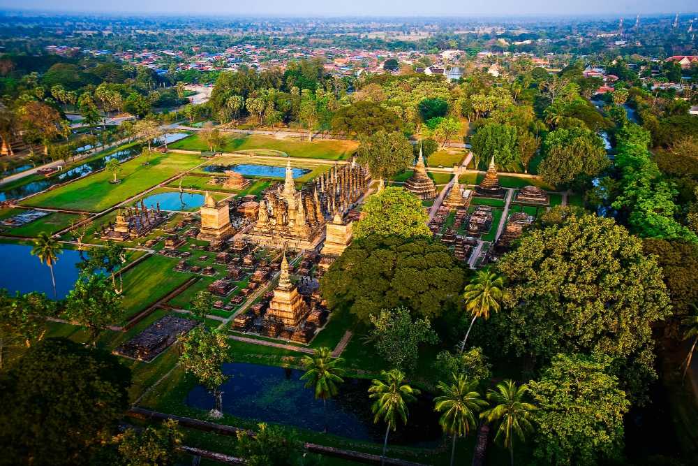 une vue aérienne du parc historique de Sukhothai en Thaïlande.